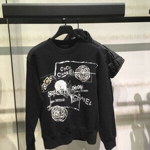 NEW CHANEL SWEATSHITS LARGE